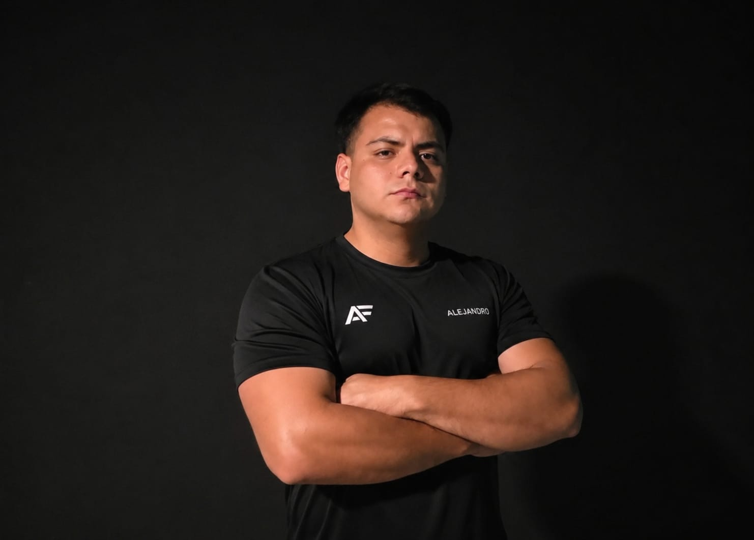 Alejandro, entrenador personal, con camiseta de AF Personal Training